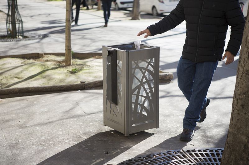 Photo N° 8 : Nouvelle poubelle protégée des rats et des oiseaux. (Jean-Baptiste Gurliat / Ville de Paris)