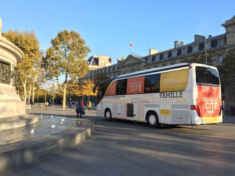 photo bus Barreau Solidarité (Ville de Paris /Direction des Affaires Juridiques)
