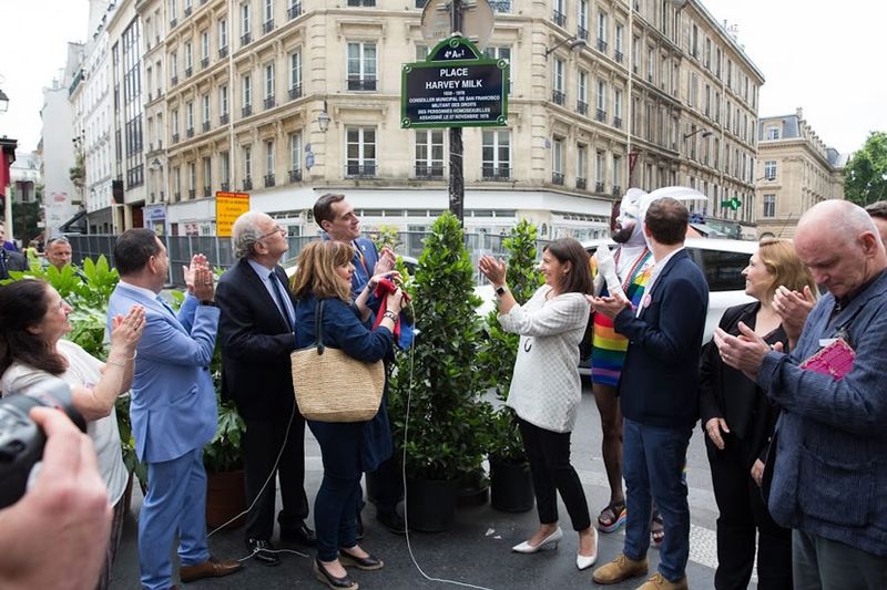 Quinzaine des fiertés : Dévoilement des plaques en hommage à « Harvey Milk » (JB Gurliat / ville de Paris)
