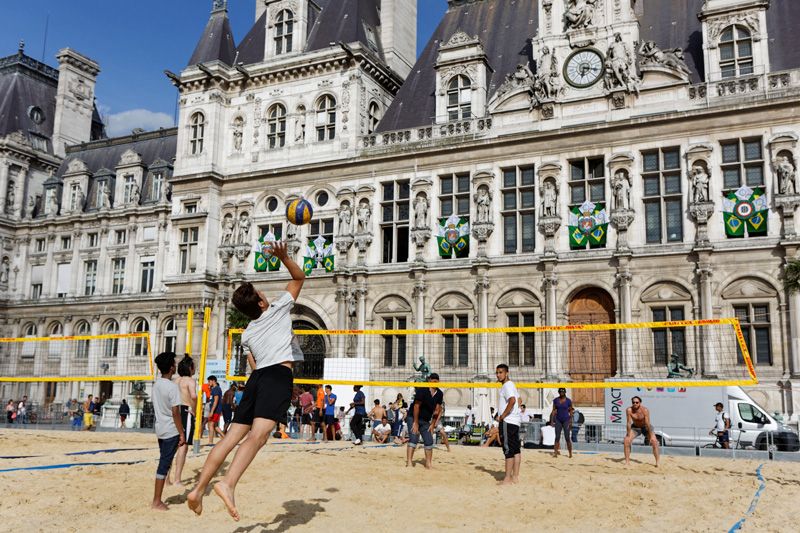 Beach volley sur le parvis de l'hôtel de ville (Henri garat / Ville de Paris)