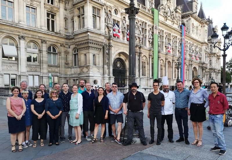 Le jury et les 8 candidats concours des chefs réunis devant l’Hôtel de Ville (Ville de Paris)